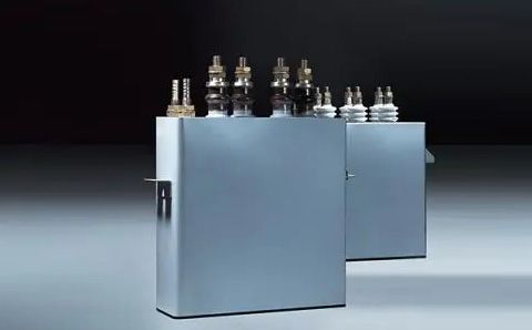 電容器在直流電路中起什么作用？