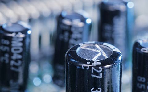 哪些材料會影響超級電容器的性能？
