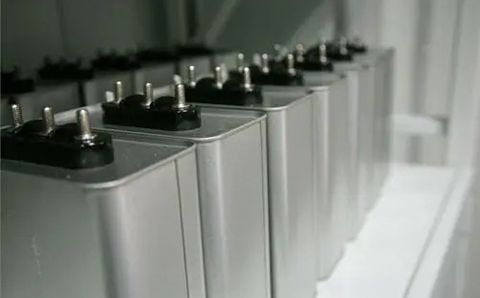 哪些因素影響電力電容器的容量？
